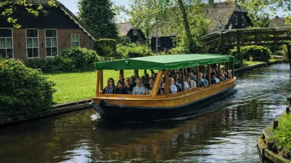 Canal cruise Giethoorn