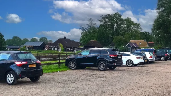 Parkeerplaats in Giethoorn met auto's