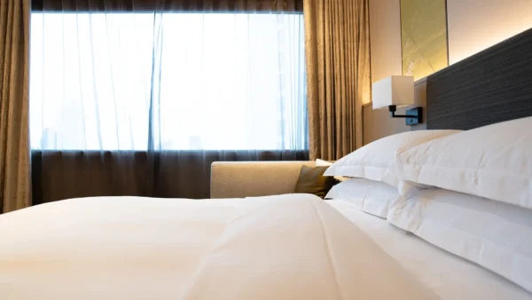 Hotelkamer met lichte raampartij